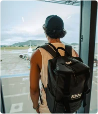 Estudante no aeroporto com mochila KNN Idiomas